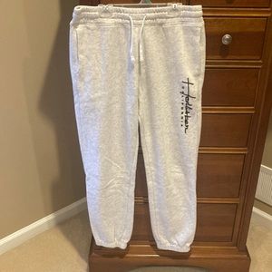 Hollister men’s Logo-Graphic Must-Have Collection joggers, Heather grey, small